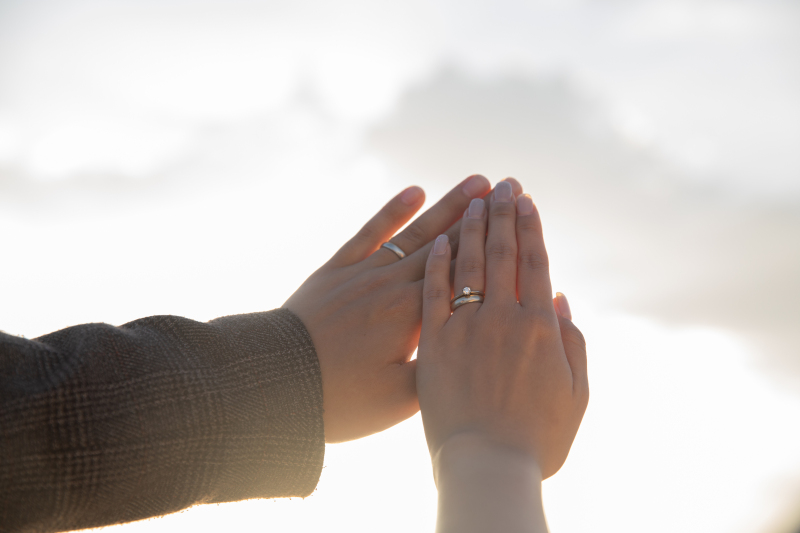 そっと重なる指先