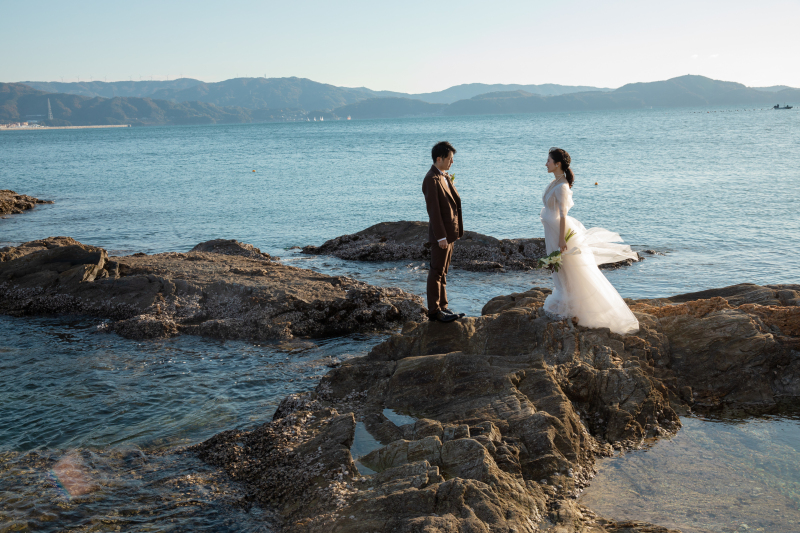 岩場にお二人だけの空気感を