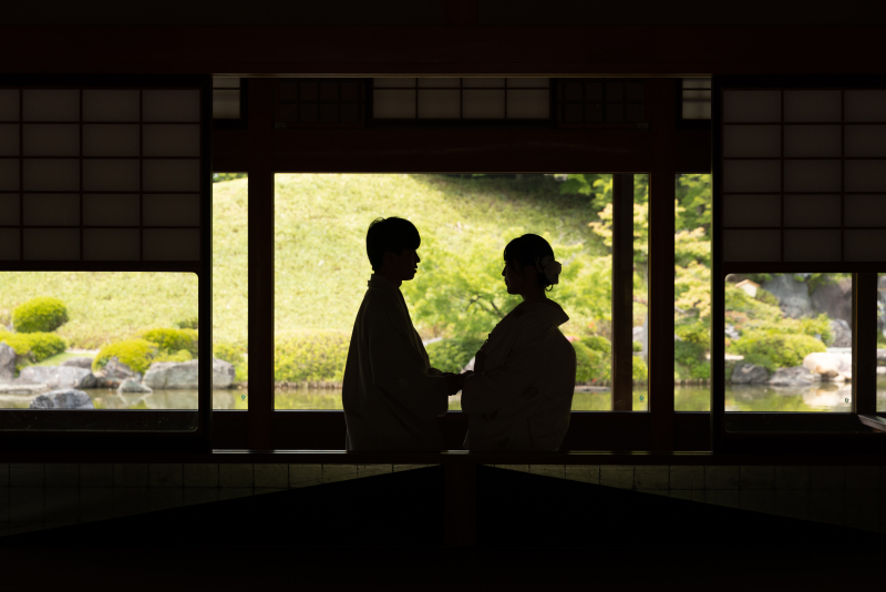 手を取り合うお二人