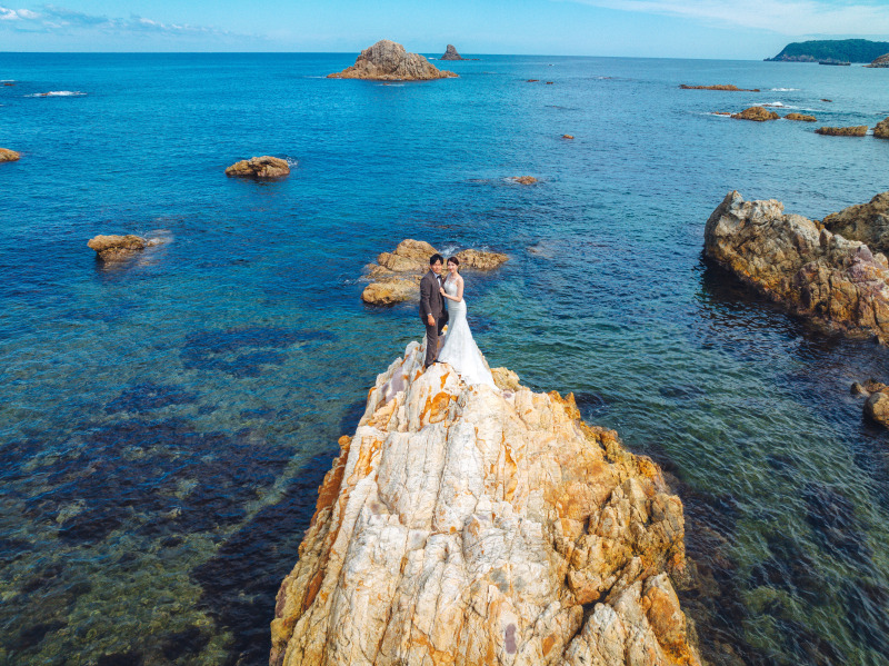 岩場でドローン撮影