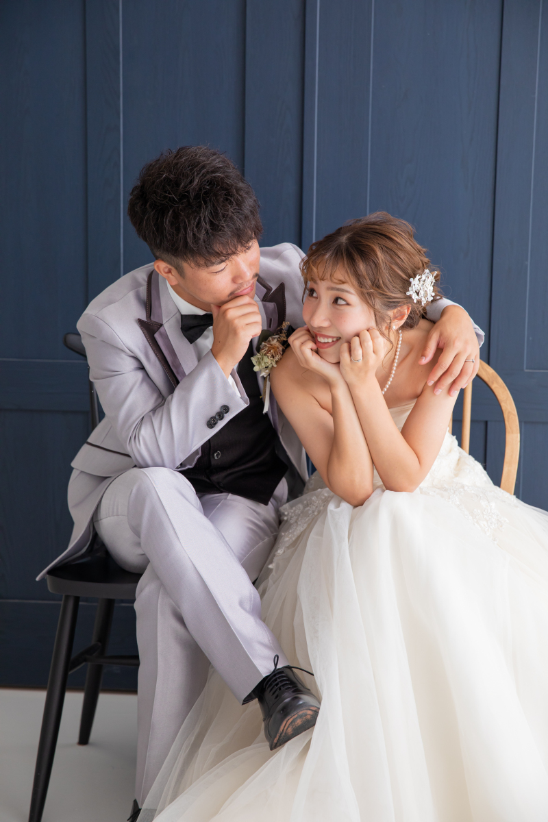 ネイビー扉の前で