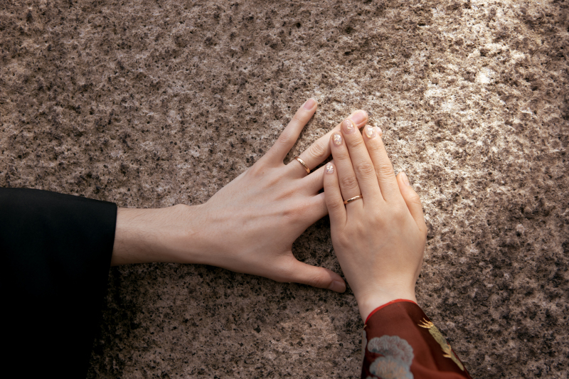 二人の手を重ねて