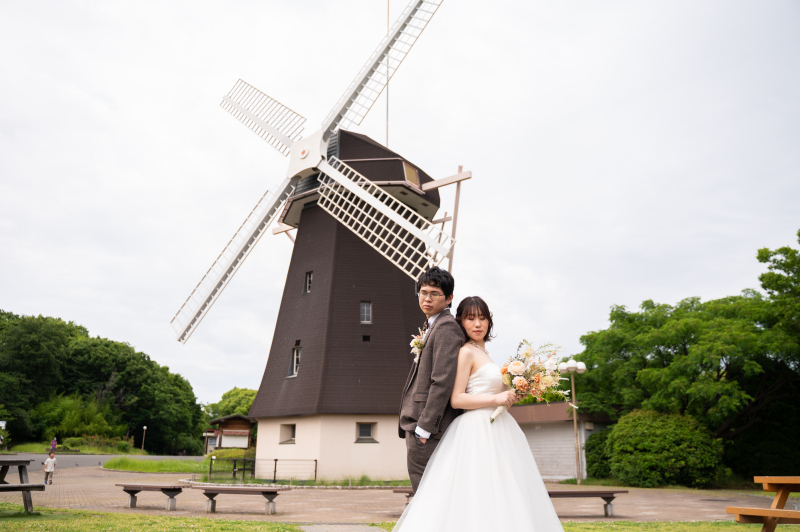 風車の前で
