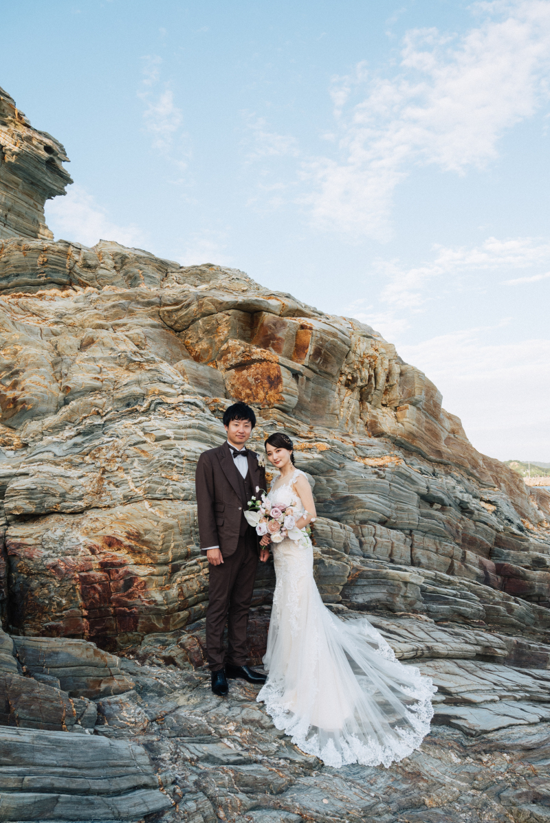 澄んだ青空の下で