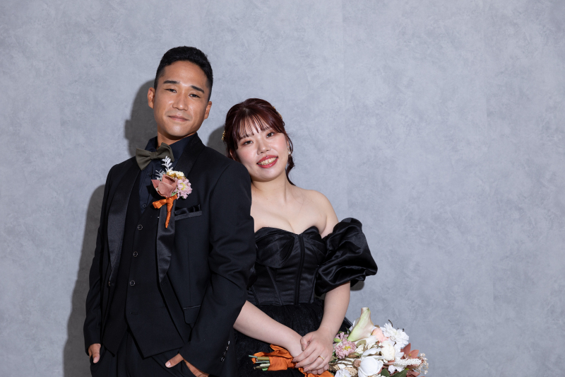 グレーの壁でシックに撮影