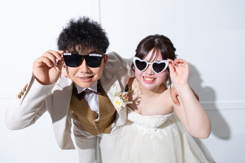 サングラスで決める!遊び心満点のお2人