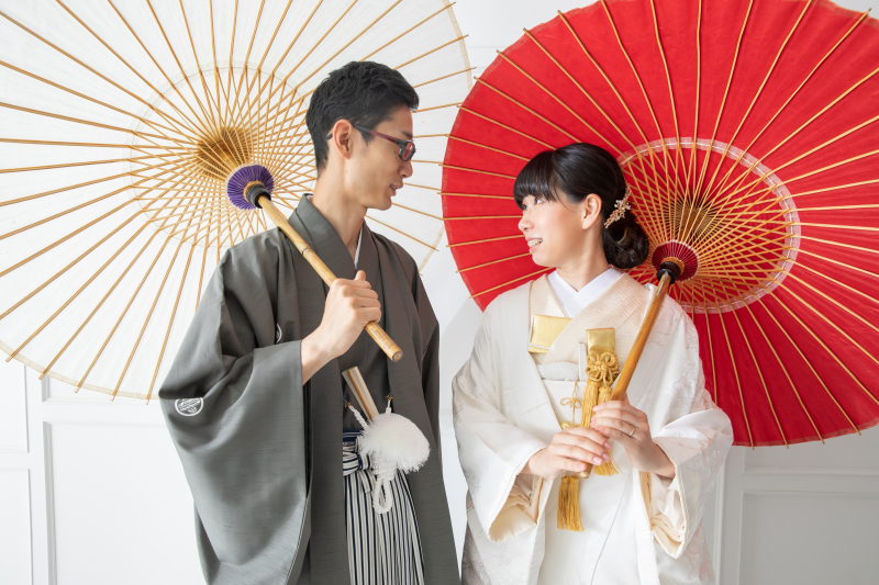 番傘もお二人で違うカラーを