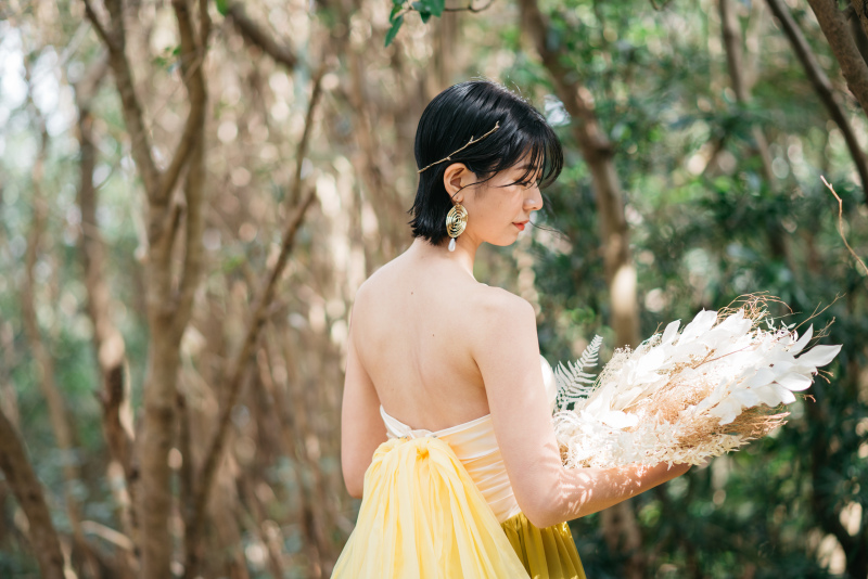 森に溶け込むカラードレス