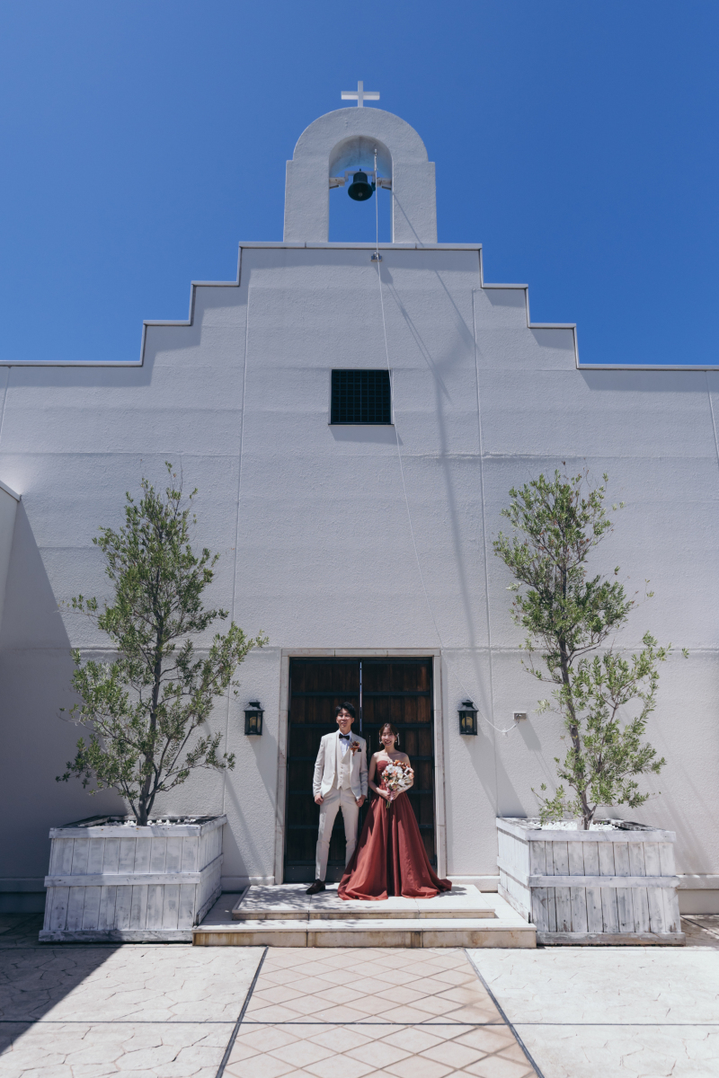 チャペルの前で