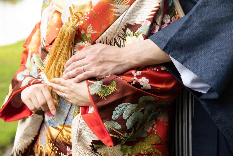 色鮮やかな和装が夏の日差しで美しいコントラスト