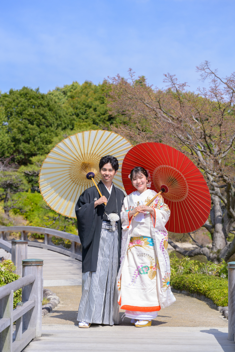 それぞれ和傘を持って♡