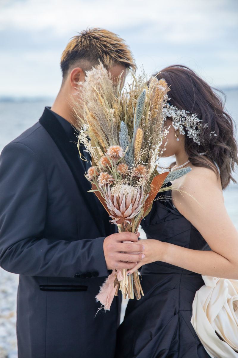 ボタニカルブーケに黒ドレス