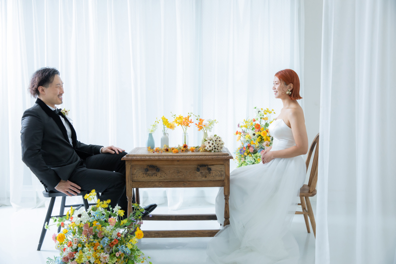 お花越しに見つめ合うお二人