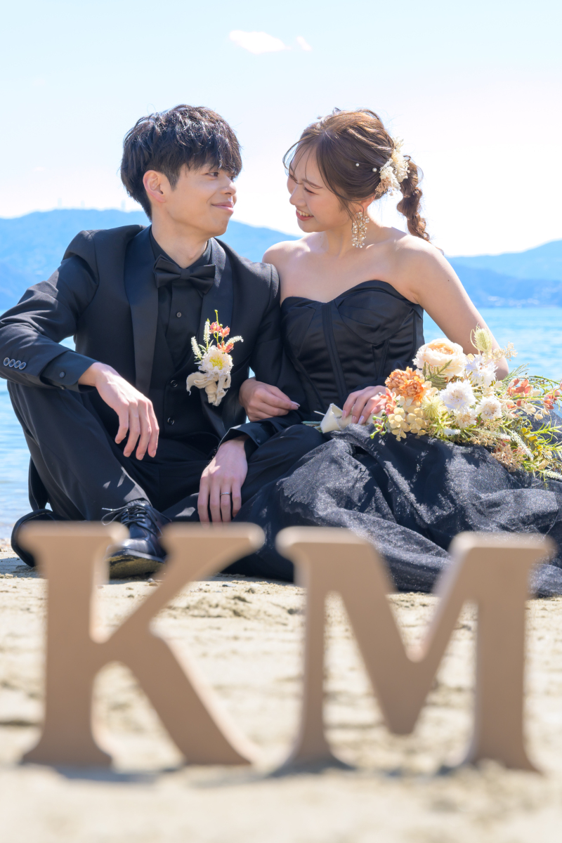 イニシャル越しに