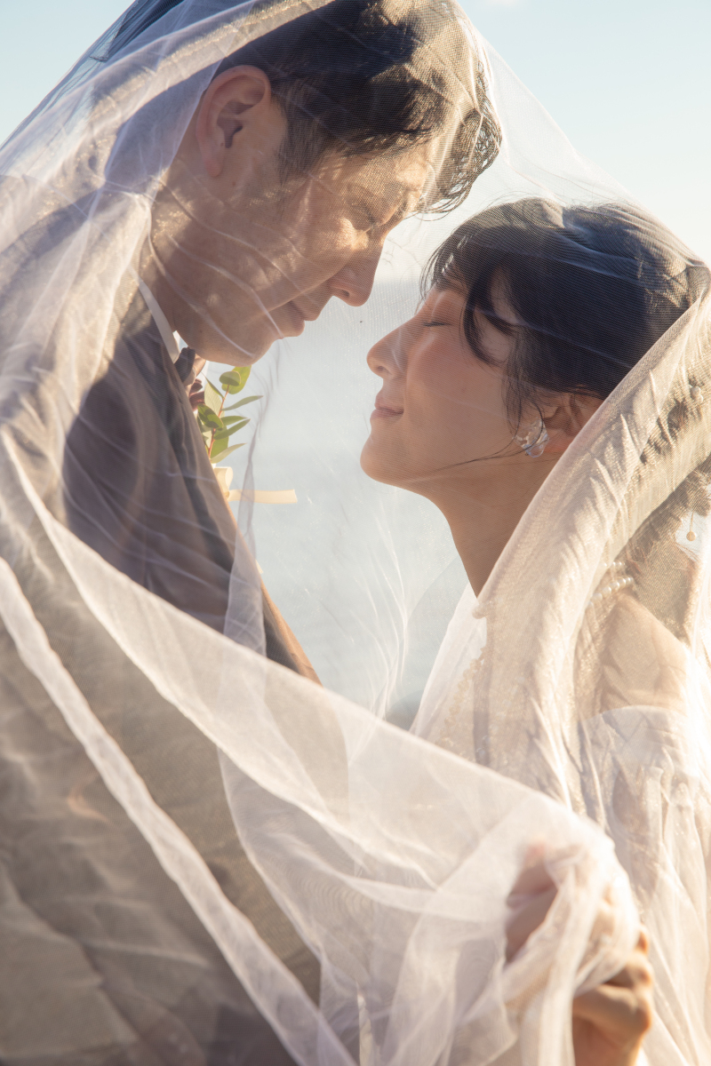 ふんわりと広がるベールに包まれたおふたり