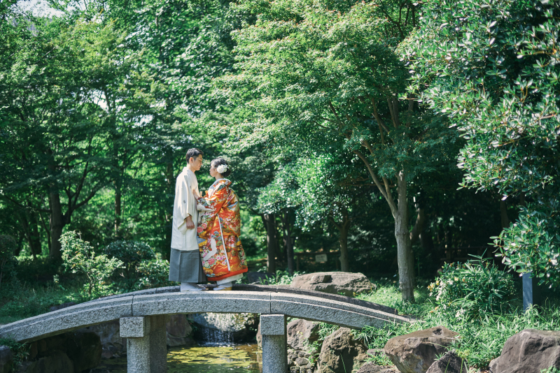 新緑の撮影で色鮮やかな打掛が、一層引き立ちます