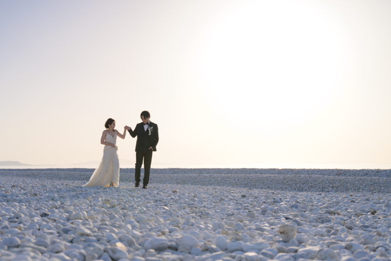 優しく手を引きながら