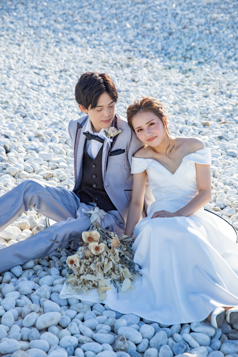 真っ白い石が並ぶマーブルビーチでロケーション