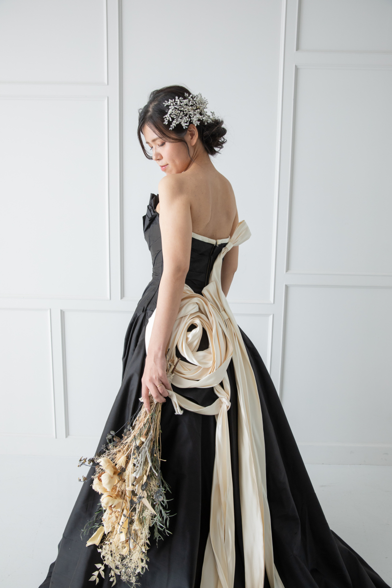 カラードレスも黒をチョイス