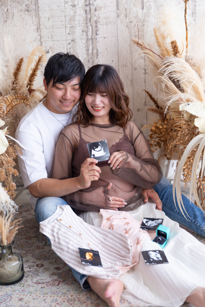 赤ちゃんの小さなグッズを並べて撮影