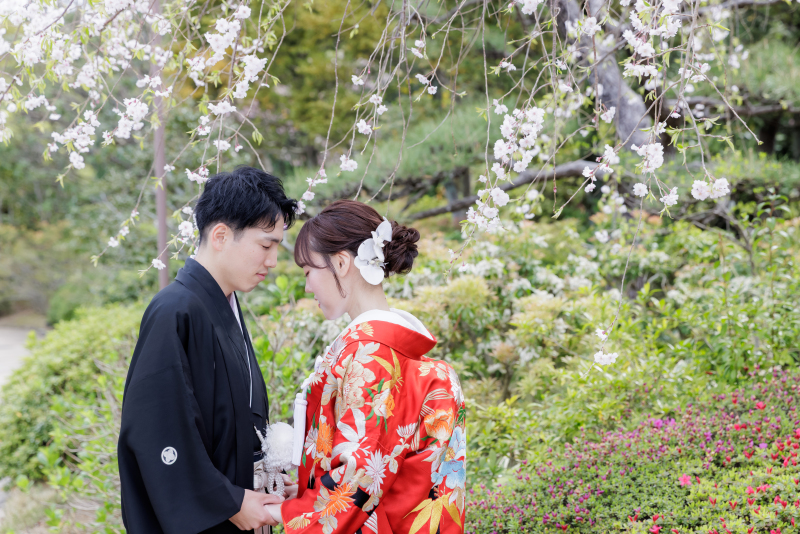 枝垂れ桜がそっと見守る、お2人だけの穏やかな時間
