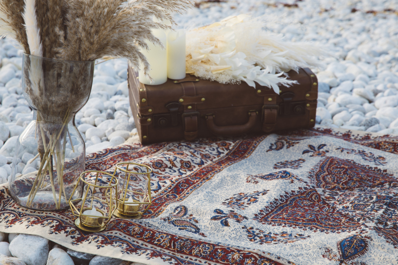 白い石が特徴のマーブルビーチで