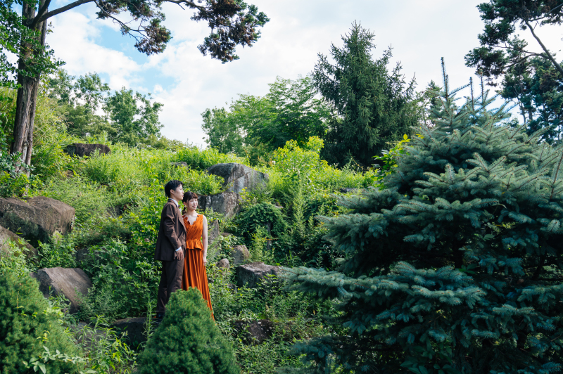 明るいカラーのドレスでロケーション