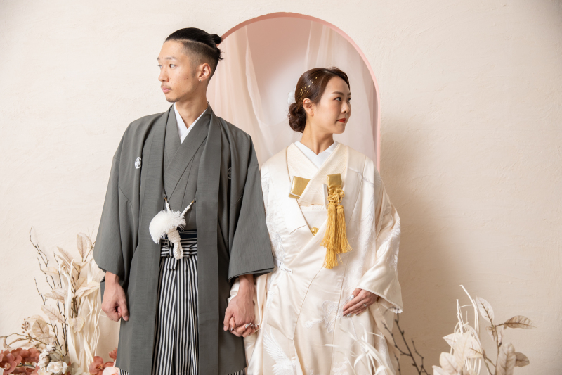 凛とした表情で