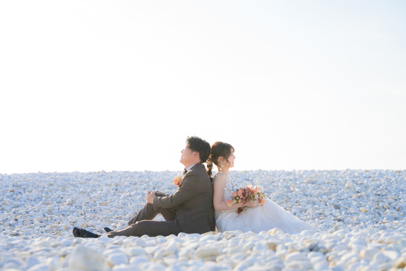 明るい空の下で