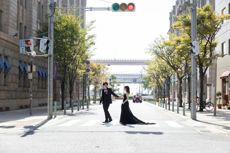 手を取り合って