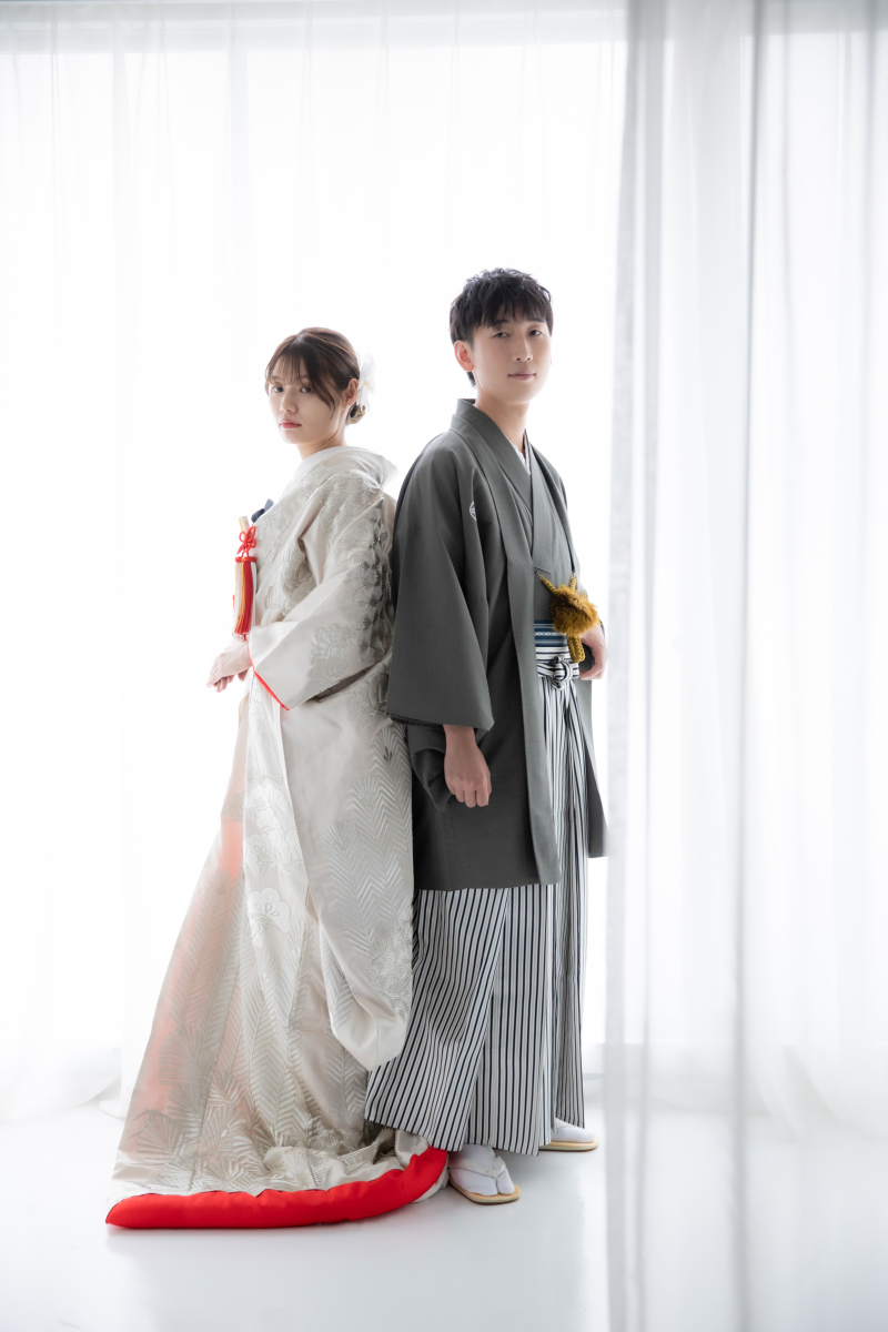 凛とした表情で