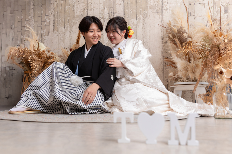オブジェ越しに並ぶ、お2人の柔らかな笑顔