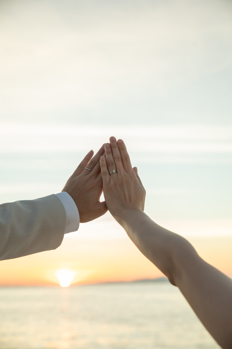 お二人の手元を重ねて…♡