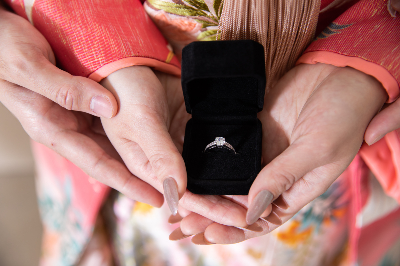 お互いの手を重ねて