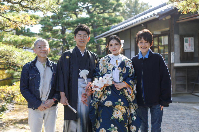 お二人の自然な笑顔が出る大好きな仲間たちと