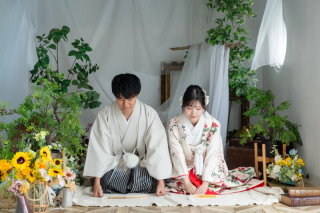 定番の正座ポーズも、グリーンに囲まれて可愛く♪おふたりの雰囲気にもぴったりです！