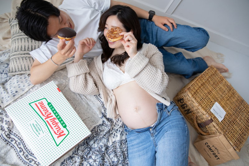 スタジオでのマタニティ写真、おしゃれな雰囲気も撮影します。もちろんご家族での自然体ショットも!