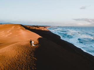 空撮での一枚。引きで撮影することで広大な自然もしっかり残せます。砂の広原と海が隣接してダイナミックなお写真に。