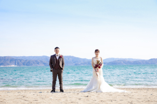 海での撮影はとっても綺麗！海と空のグラデーションが素敵です。空間を生かしたウエディング撮影♪お二人の良さを沢山引き出します！