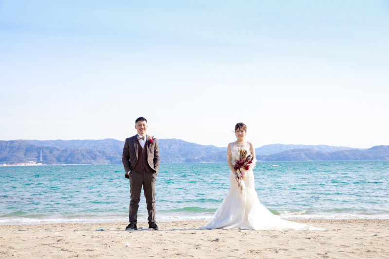 海での撮影はとっても綺麗!海と空のグラデーションが素敵です。空間を生かしたウエディング撮影♪お二人の良さを沢山引き出します!