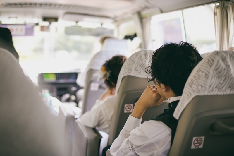 バスの車内でドキドキのお二人