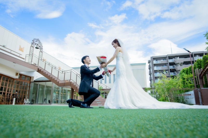 青空の下、改めてプロポーズスタイル♪