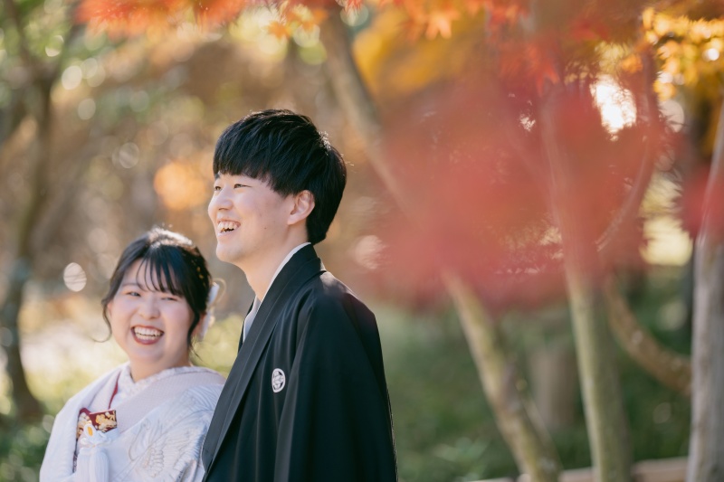 紅葉の光に包まれて、幸せの笑顔