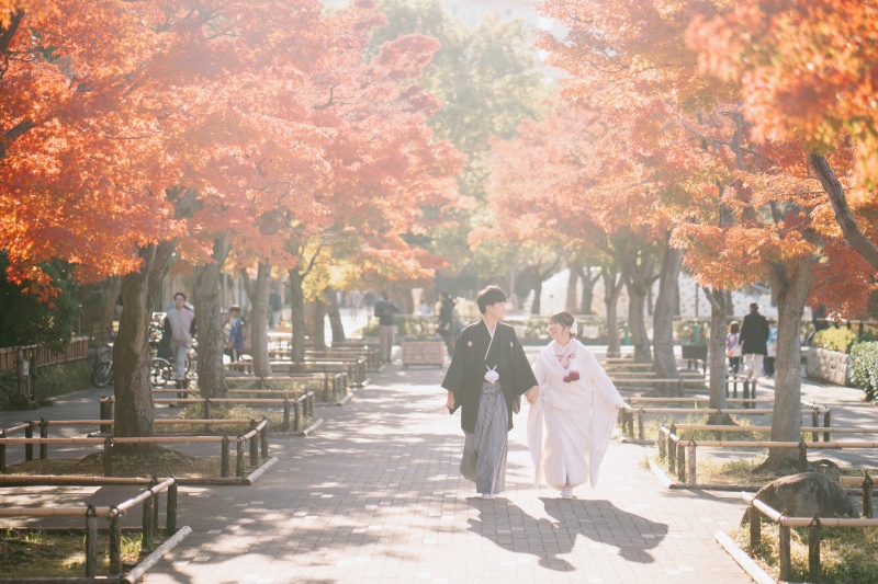 紅葉並木の道を、手をつないで