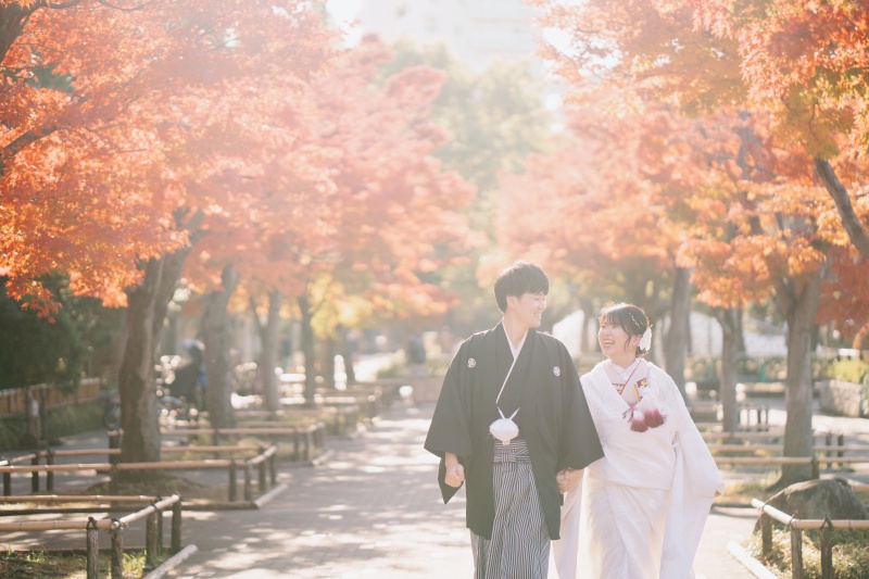 紅葉のトンネルを歩く、ふたりの時間