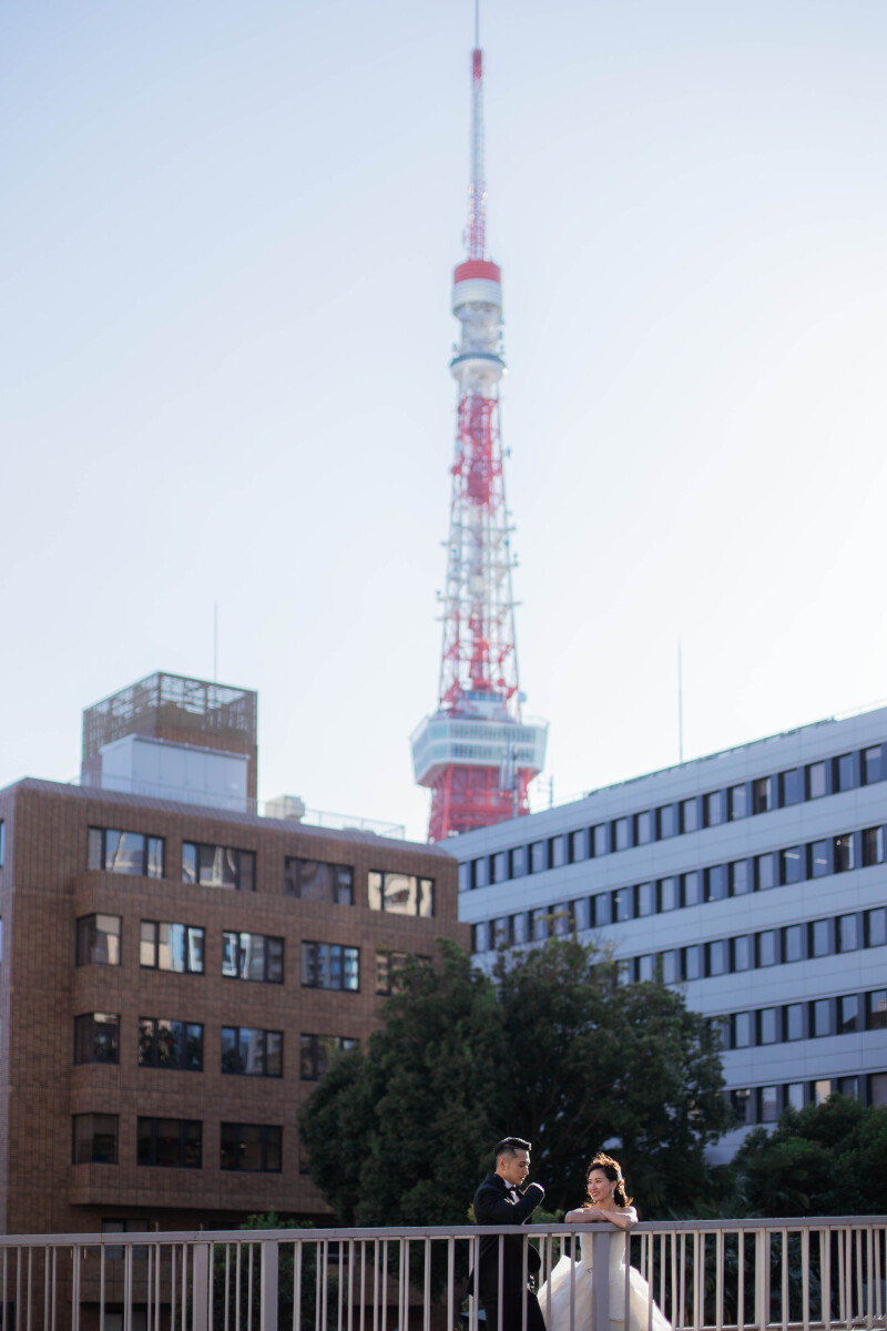 シンボルに見守られて