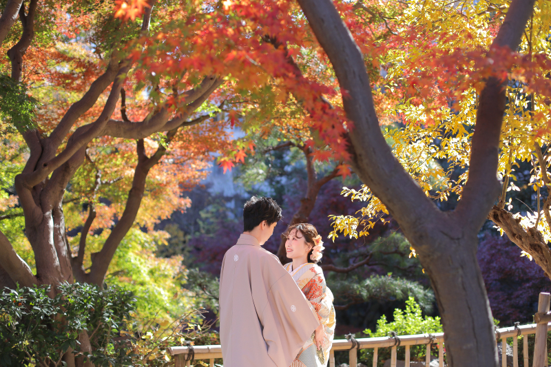 紅葉に染まる、ふたりだけの特別な物語。