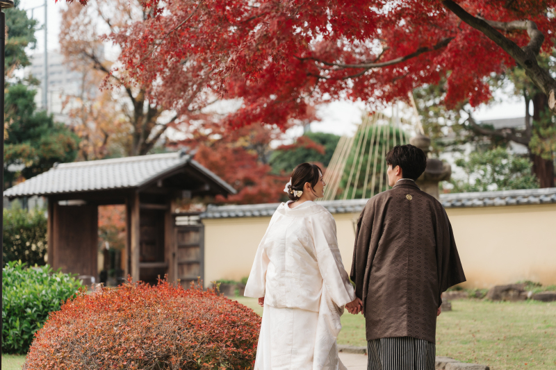 紅葉の小径を歩く後ろ姿も素敵に