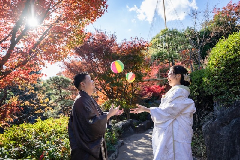 紅葉に舞う、幸せの紙風船