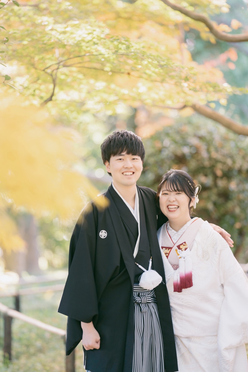 黄色い紅葉の祝福、ふたりの笑顔